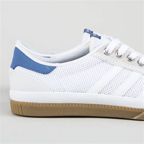 adidas skate schuhe weiß|Adidas white skate shoes.